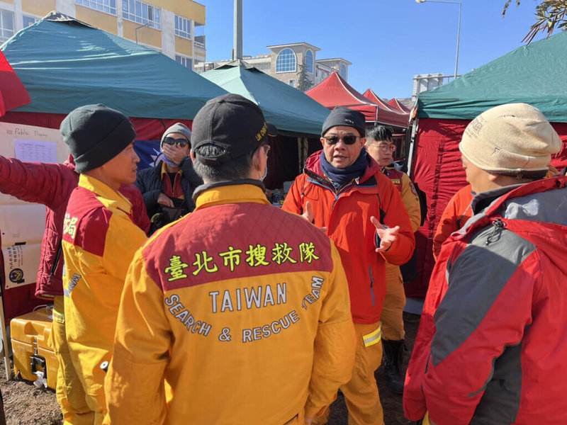 土耳其強震釀嚴重死傷，台灣搜救隊出動兩梯次人員馳援。消防署9日晚間表示，第2梯次第1組成員已抵達土國災區阿德亞曼和第1梯次人員會合，將進行隊伍整合、協助災區評估，再進行下一階段的救援工作。（消防署提供）中央社記者黃麗芸傳真 112年2月9日