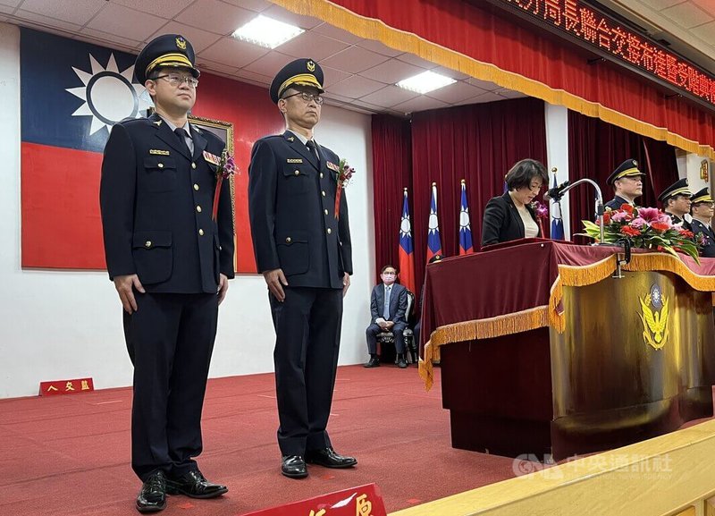 台東縣警察局9日舉行3個分局長和主任秘書布達暨授階典禮，新任主任秘書蘇偉荃（左）42歲，是近年來台東縣警察局最年輕的主秘。中央社記者盧太城台東攝  112年2月9日