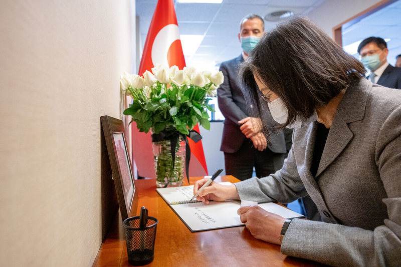 總統蔡英文9日赴土耳其駐台貿易辦事處弔唁因震災罹難民眾，並在哀悼簽名簿留言。（總統府提供）中央社記者葉素萍傳真 112年2月9日