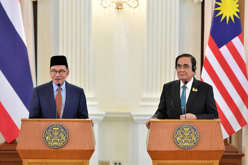 馬來西亞首相安華（左）應泰國總理帕拉育（右）的邀請訪問泰國，兩人9日發表聯合聲明，將在泰馬邊境打造繁榮且和平的「黃金土地」。（泰國總理府提供）中央社記者呂欣憓曼谷傳真 112年2月9日