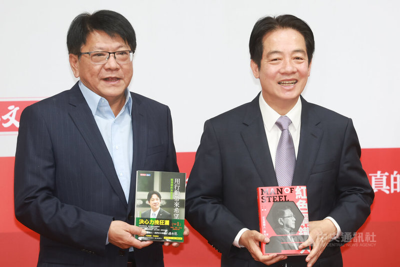 前屏東縣長潘孟安（左）9日在台北舉辦「紅色鋼鐵人 潘孟安」新書發表會，副總統賴清德（右）到場站台推薦，兩人互贈著作表達祝福。中央社記者王騰毅攝　112年2月9日
