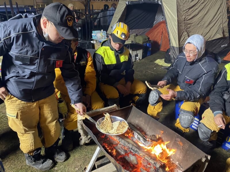 台北市搜救隊分享抵達土耳其的情況表示，「天冷，但我們心不冷」，感謝台灣民眾替他們加油打氣。（圖取自台北市搜救隊臉書facebook.com）