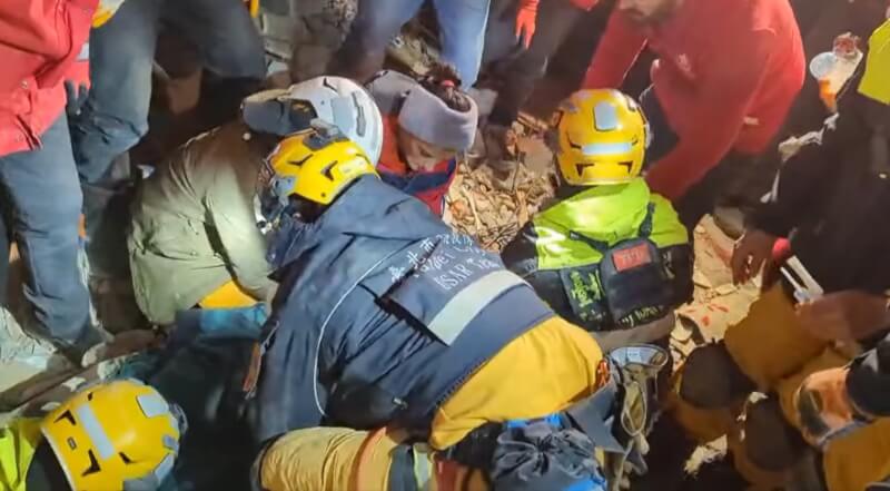 台灣搜救隊挺進土耳其重災區阿德亞曼，當地時間8日救出一名女子。（圖取自台北市搜救隊臉書facebook.com）