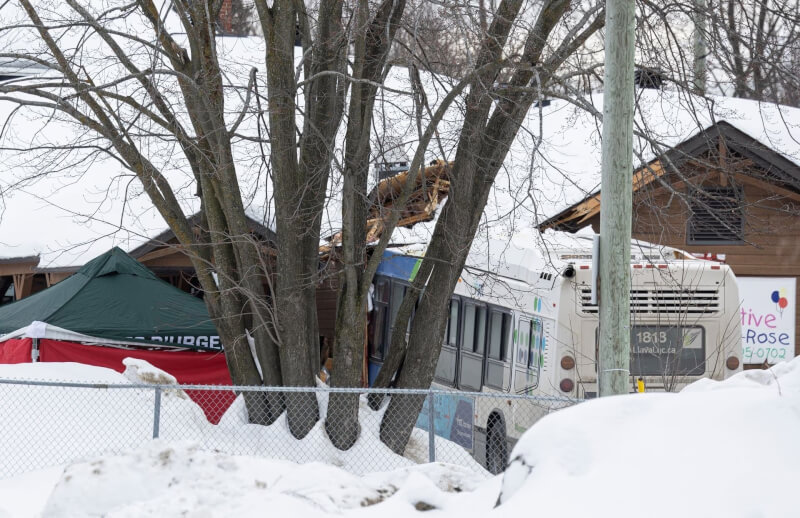 加拿大一輛巴士今8日衝撞魁北克省蒙特婁郊區一間日托中心，造成2名孩童喪生、6名孩童受傷。（路透社）