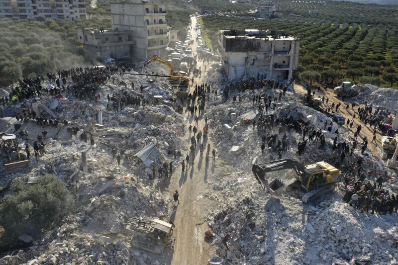 土耳其及敘利亞遭遇強震後，救援人員7日在敘利亞貝斯納亞建物瓦礫堆中搜尋倖存者。（法新社）