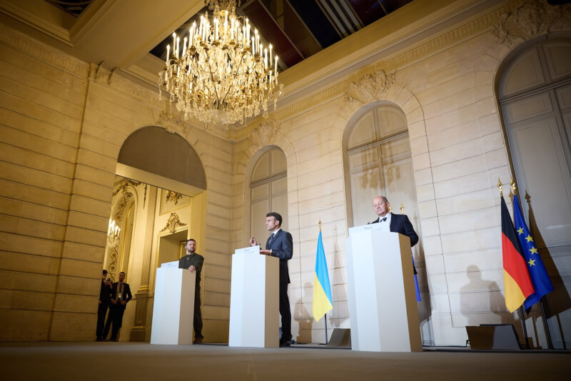 烏克蘭總統澤倫斯基（前排左）9日與法國總統馬克宏（中）、德國總理蕭茲（右）會面。（圖取自facebook.com/zelenskiy.official）