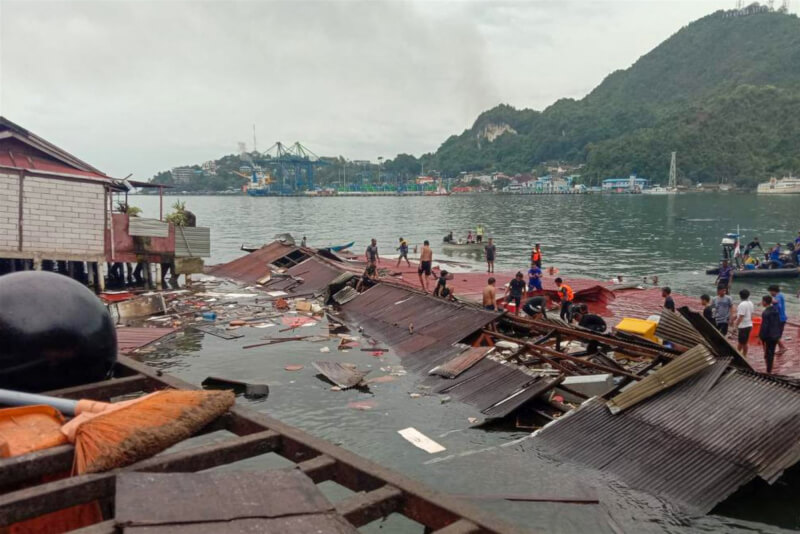 印尼巴布亞省首府查亞普拉9日發生規模5.1地震，一座水岸咖啡館倒塌。（法新社）