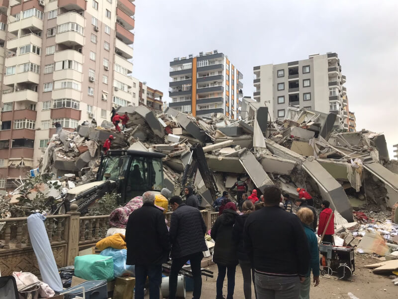 圖為救援人員在土耳其災區持續搜救。（圖取自facebook.com/AKUT）