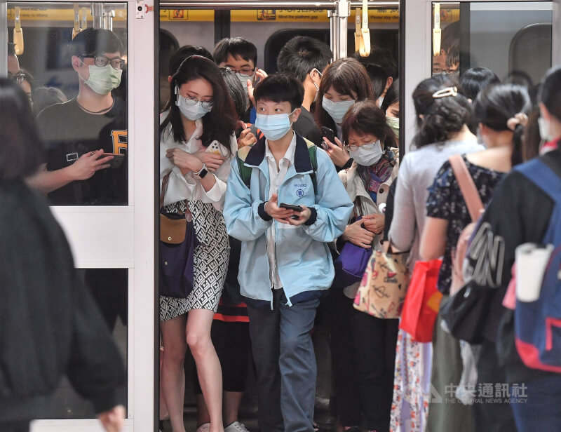 指揮中心9日宣布，20日起室內口罩鬆綁。圖為捷運上擠滿戴口罩的通勤民眾。（中央社檔案照片）