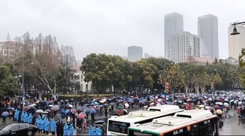 自由亞洲電台8日報導，武漢市上萬名退休人員聚集在市政府門前抗議當局刪減醫藥補貼。（圖取自twitter.com/RFA_Chinese）