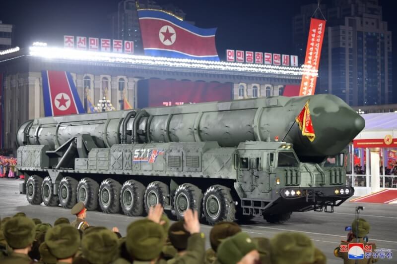 北韓建軍75週年閱兵式照片中出現推測為使用固態燃料的新型洲際彈道飛彈。（圖取自北韓中央通信社網頁kcna.kp）