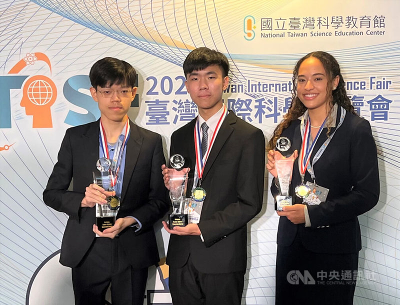 2023年台灣國際科學展覽會10日頒獎，最大獎「青少年科學家獎」由邱達夫（左起）、潘冠竹、蓋伊（Tiffani Gay）拿下。中央社記者陳至中台北攝  112年2月10日