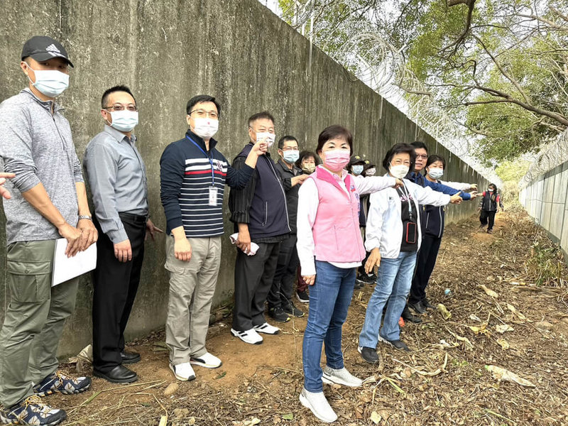 台中市觀光旅遊局9年前在神岡區新庄里闢建全長2公里的新庄休閒園道，但因軍方營區阻隔，無法串連潭雅神綠園道；國民黨立委楊瓊瓔（粉紅背心者）10日邀集相關單位會勘，爭取軍方出借土地，預計9月完工。（立委楊瓊瓔提供）中央社記者趙麗妍傳真  112年2月10日