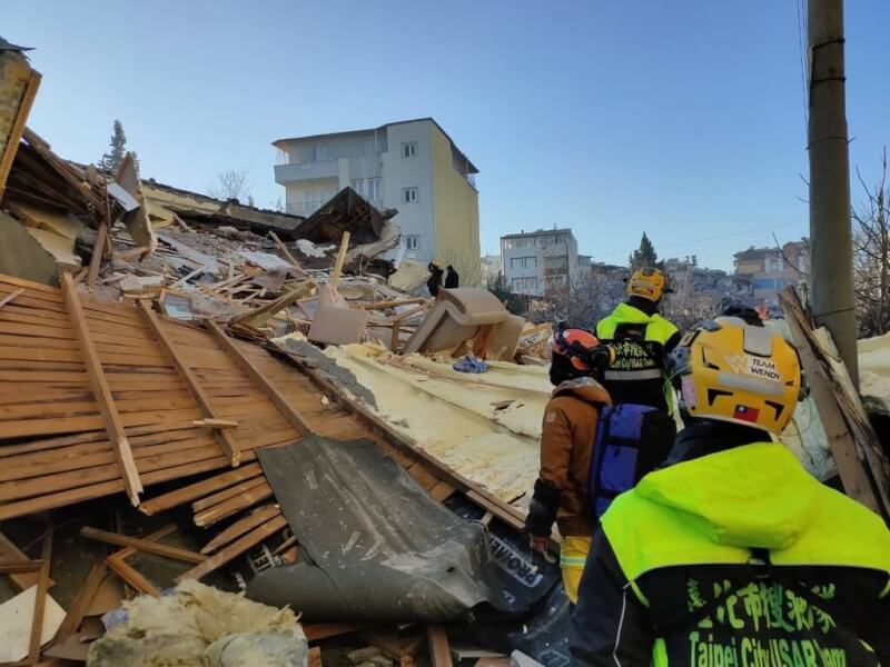 台灣搜救隊出動兩梯次人員馳援土耳其地震災區。消防署9日晚間說，兩梯次人員已進行部分整合，並接受派遣前往L-5工作場地救援，另歐盟代表也親訪台灣隊基地以表達高度肯定。（消防署提供）中央社記者黃麗芸傳真 112年2月10日