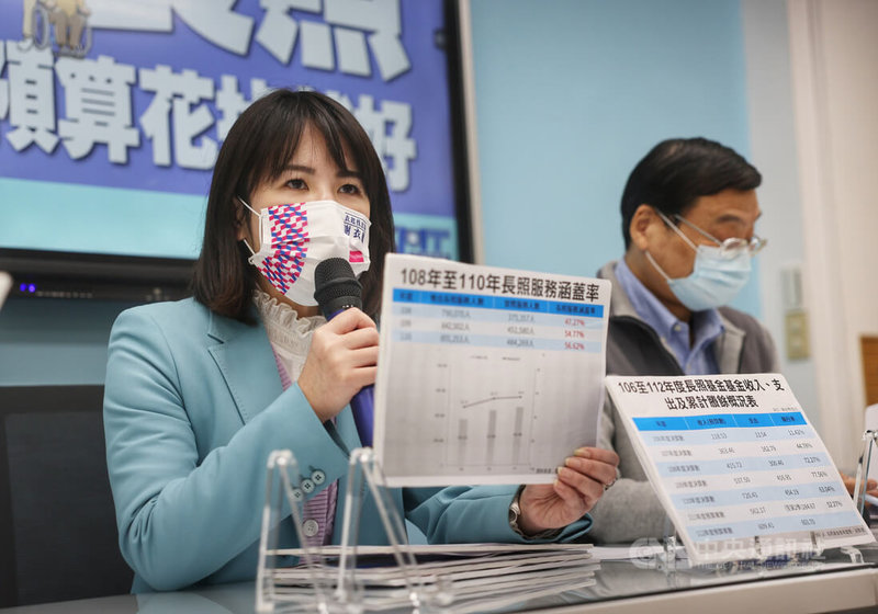 國民黨立法院黨團總召曾銘宗（右）、書記長謝衣鳯（左）等10日召開記者會，揭露長照2.0實施以來的3大困境，要求政府盡速檢討，也要充實相關經費、強化培訓長照專業人才，因應社會實際需求。中央社記者王飛華攝  112年2月10日