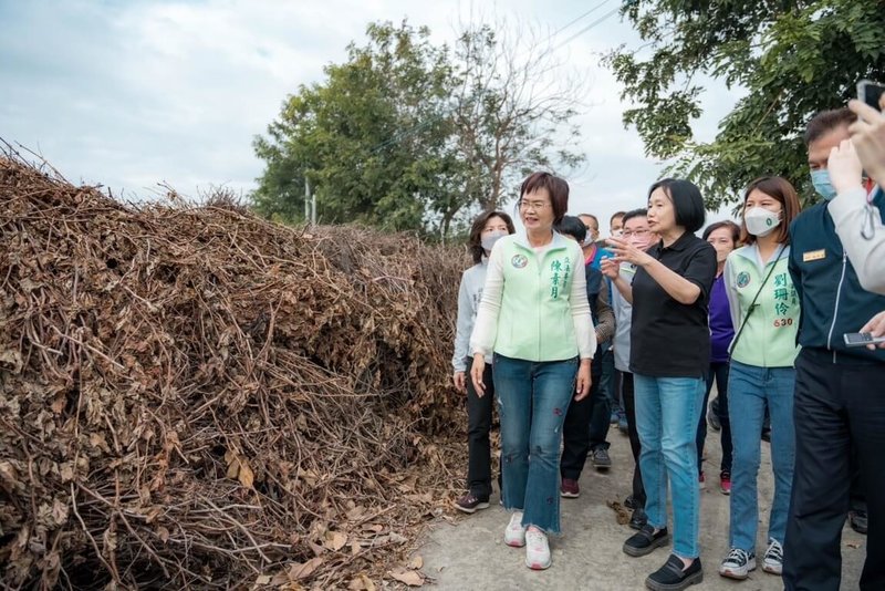 民進黨立法委員陳素月（前左）10日辦理農業廢棄物處理量能不足解決方案會議，成功爭取農委會補助購置大型破碎機，以處理農業廢棄物。（陳素月團隊提供）中央社記者蕭博陽彰化縣傳真  112年2月10日