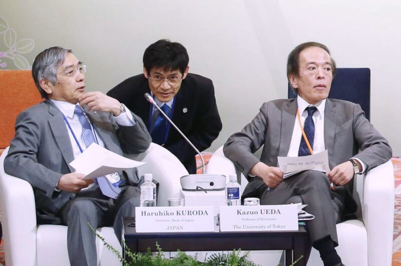 日相岸田文雄料將任用經濟學者植田和男擔任日銀新總裁。圖為日銀現任總裁黑田東彥（左）與植田和男（右）2016年共同出席座談會。（共同社）