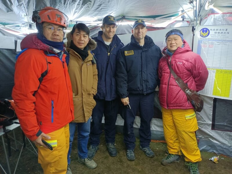 土耳其發生強震，台灣搜救隊長黃博村（右1）率隊前往災區協助救災。（圖取自facebook.com/NFA999）