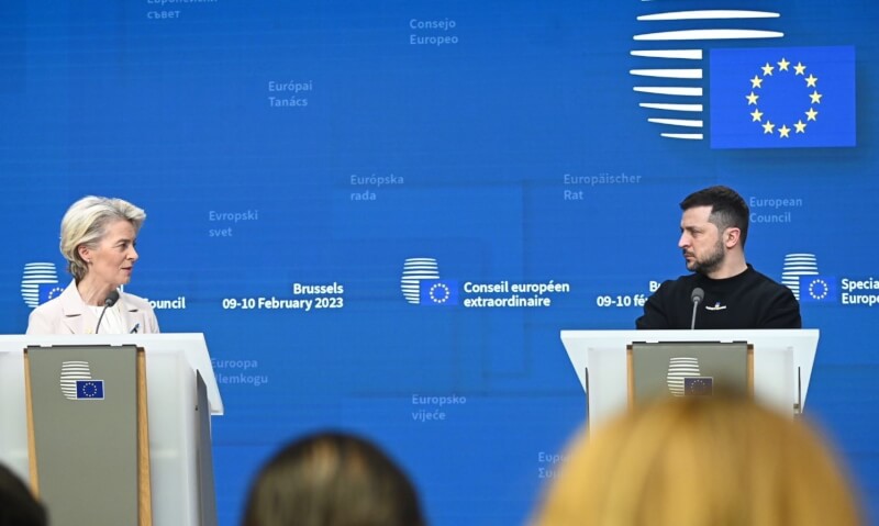 烏克蘭總統澤倫斯基（右）9日出席歐盟高峰會，會後與歐盟執委會主席范德賴恩（左）出席記者會。（圖取自twitter.com/vonderleyen）