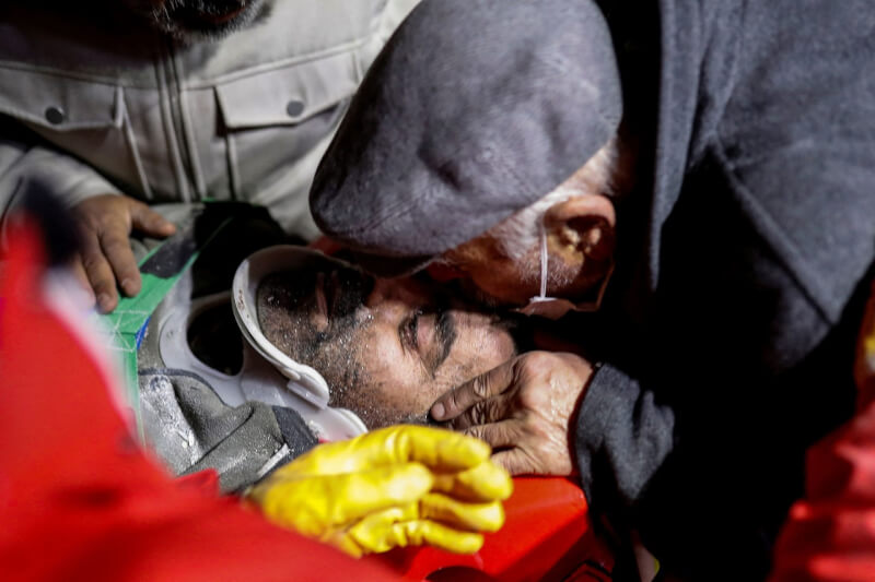 土耳其強震後救援行動持續，10日哈泰省一名民眾見到傷者從瓦礫堆中被救出，感動親吻他的額頭。（路透社）