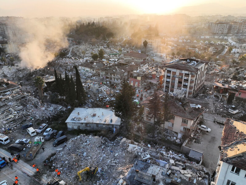 土耳其南部接壤敘利亞的地區6日發生規模7.8強震，罹難總數接近3萬6000人，並導致嚴重災損。圖為9日俯拍土耳其哈泰省災區。（路透社）