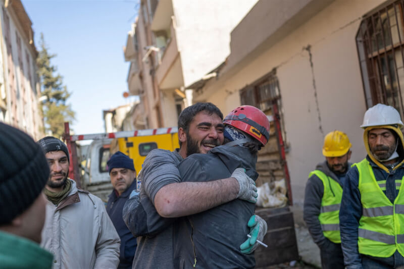 土耳其6日強震後超過80小時，救難人員在安塔基亞市救出16歲少女艾塔斯，她的父親喜極而泣，現場許多人擁抱、歡呼。（法新社）