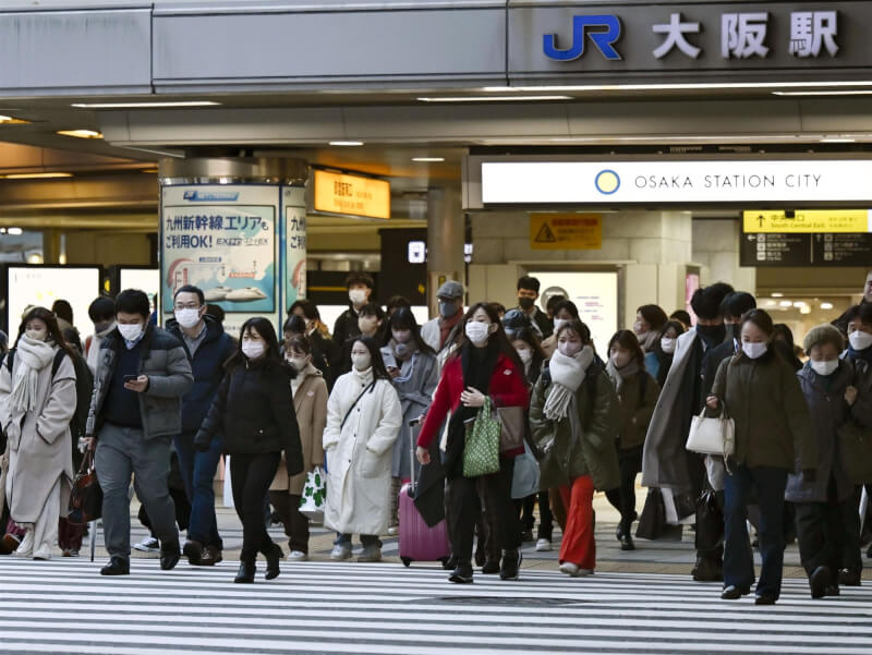 日本3月13日起，將由民眾自行判斷戴口罩時機。圖為1月27日大阪車站外人潮。（共同社）