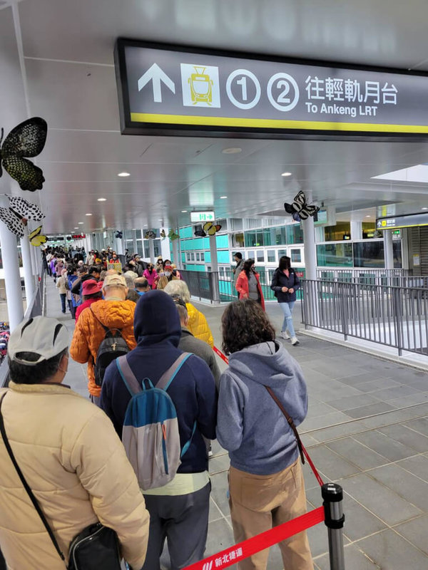 安坑輕軌10日下午通車，湧入大批民眾排隊等候搭乘，新北捷運公司統計，營運短短5小時運量就達約1.3萬人。（民眾提供）中央社記者高華謙傳真 112年2月10日