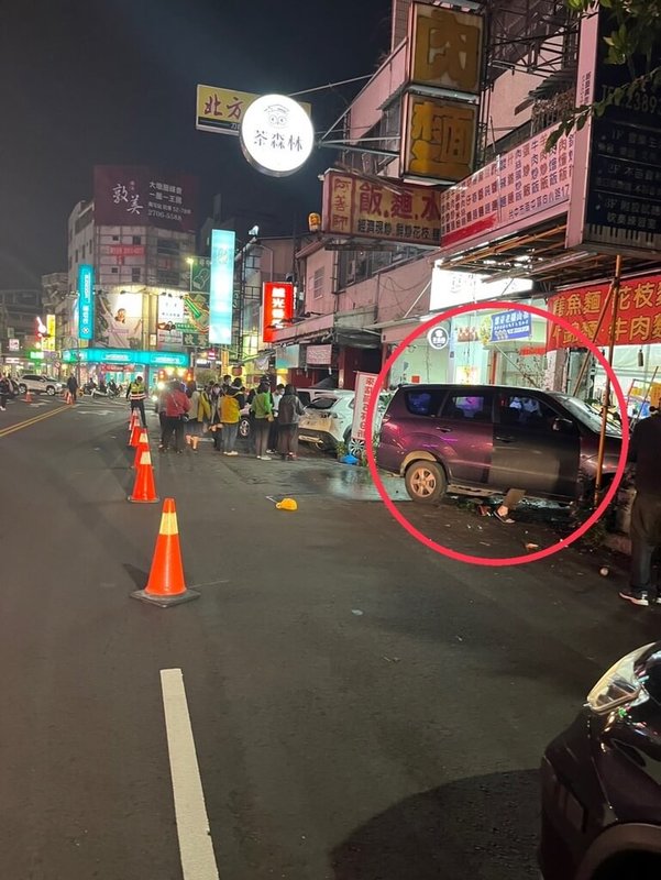 台中市南屯區9日晚間一輛自小客車突然失控衝進民宅，一名路過行人被撞及送醫命危，肇事車輛也波及2輛自小客車、4輛機車。（民眾提供）中央社記者郝雪卿傳真  112年2月10日