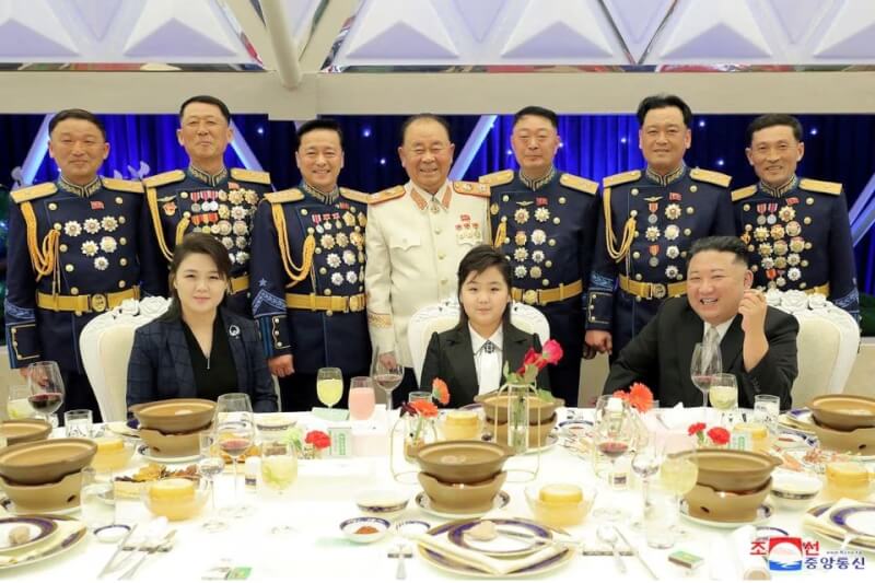 北韓8日舉行建軍75週年閱兵式，北韓領袖金正恩（前右）偕同夫人李雪主（前左）與女兒金朱愛（前中）出席，還與軍隊指揮官同席飲宴。（北韓中央通信社 via 路透社）