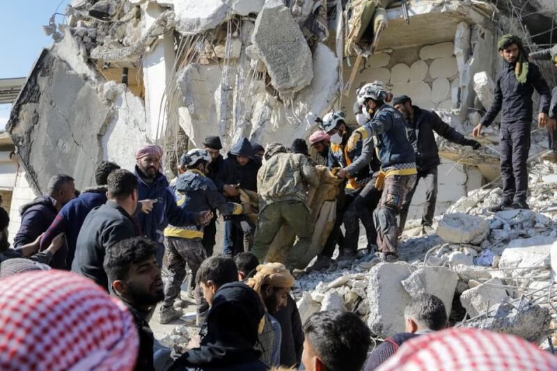 強震後，敘利亞阿勒波省堅達里斯鎮救難人員7日在倒塌建物中合力抬出一名傷患。（路透社）