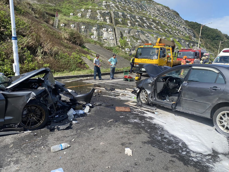 台2線北部濱海公路大武崙沙灘附近的安中橋路段11日發生2轎車相撞事故，車輛車頭嚴重受損，72歲吳姓老翁現場無生命徵象，送醫不治。（基隆市消防局提供）中央社記者沈如峰基隆傳真  112年2月11日