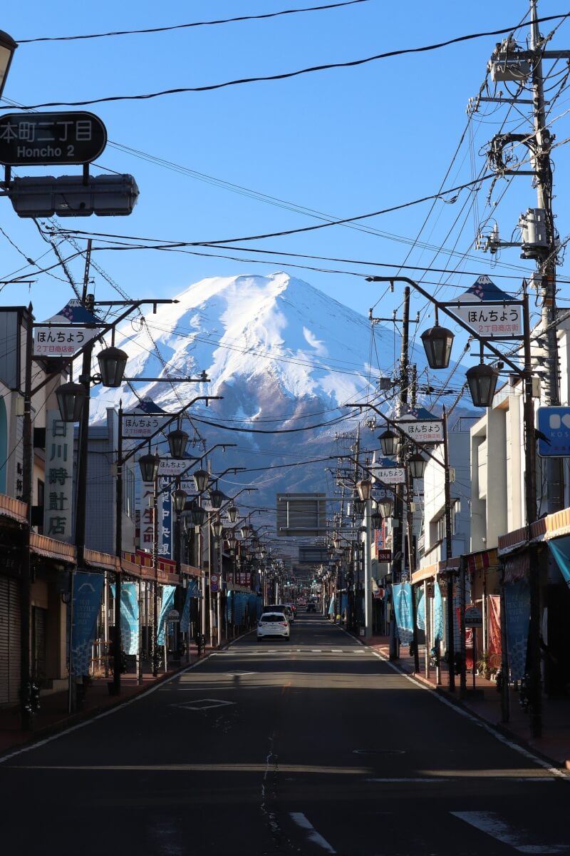 日本山梨縣富士吉田市區商店街的一處交叉路口可以遠眺富士山。（圖取自Pixabay圖庫）