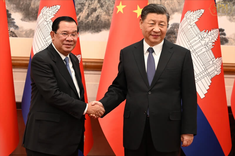 中國國家主席習近平（右）10日在釣魚台國賓館會見到訪的柬埔寨總理洪森（左）。（圖取自facebook.com/hunsencambodia）