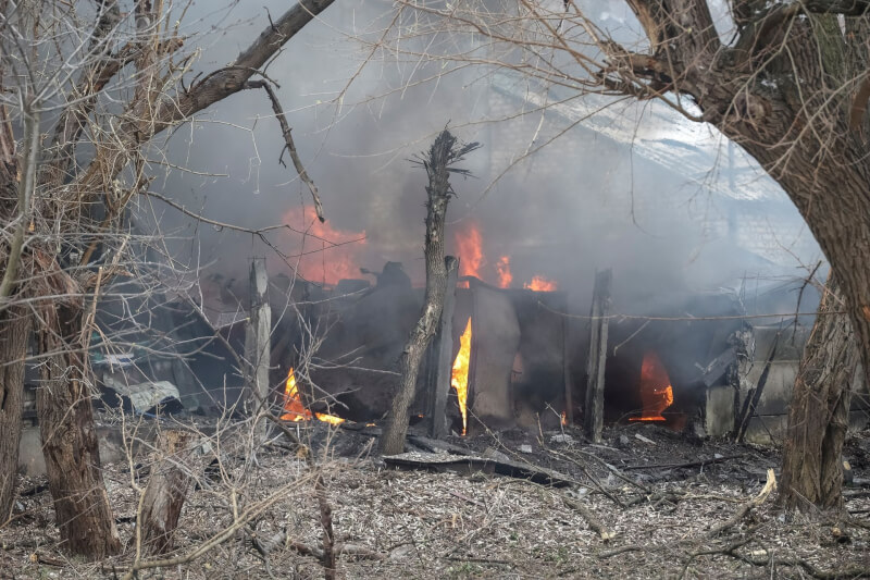 圖為俄羅斯2日發射飛彈，烏克蘭東部克拉莫托斯克建築物被擊中起火燃燒。（路透社）