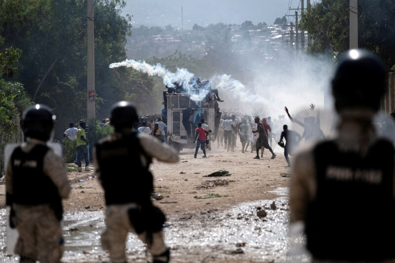 圖為2022年10月17日，海地示威者要求海地總理亨利下台，國家警察以催淚瓦斯驅趕群眾。（路透社）
