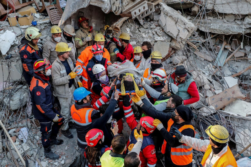 土耳其東南部與敘利亞接壤地區6日發生規模7.8強震，造成嚴重死傷。圖為搜救人員10日在土耳其哈泰省救出倖存者。（路透社）