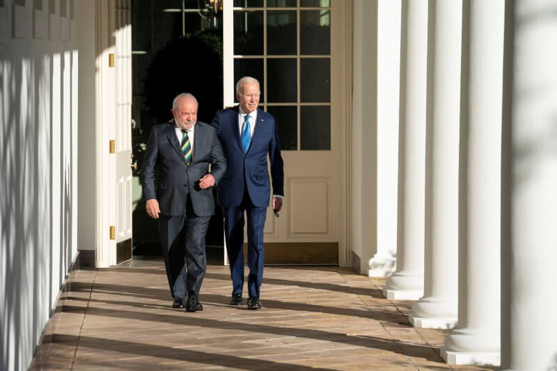 巴西總統魯拉（左）10日在華盛頓與美國總統拜登會面。（Sarah Silbiger/Pool via 路透社）