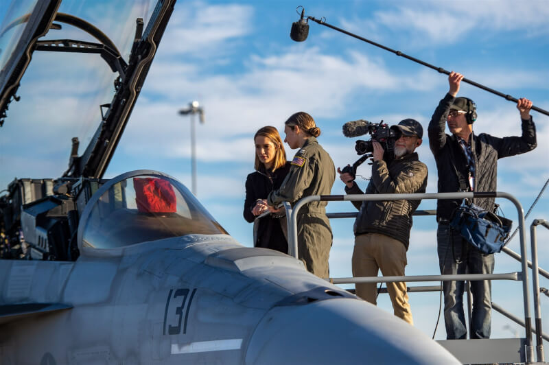 第57屆超級盃將在12日開戰，美國海軍飛行秀將全由女飛官執行任務。圖為參與演出的女飛官接受媒體採訪。（圖取自twitter.com/USNavy）