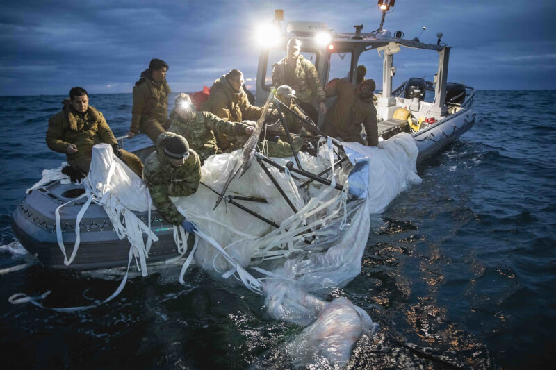 美國海軍7日公布首批中國偵察氣球近距離打撈照片。（圖取自美國海軍網頁navy.mil）