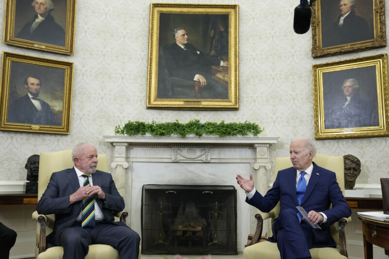 巴西總統魯拉（左）和美國總統拜登10日傍晚在白宮會面。（美聯社）