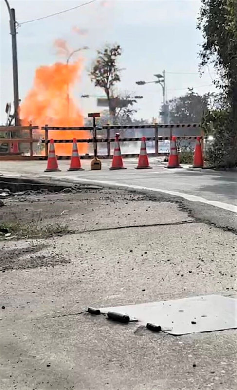 雲林縣斗南鎮大業路交流道下方中油天然氣管線11日上午破裂冒出火煙，火焰一度高達3公尺，消防局獲報立即前往救援，幸無人員受傷。（民眾提供）中央社記者蔡智明傳真  112年2月11日