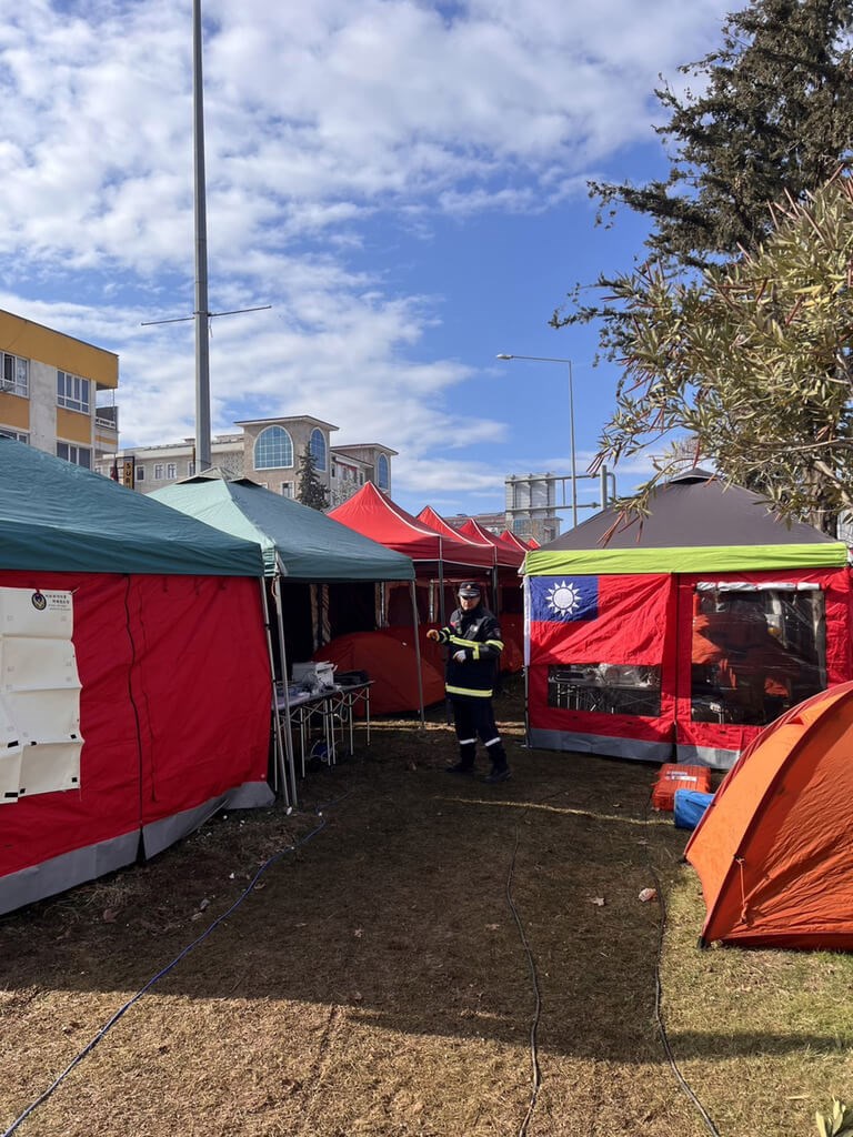 圖為台灣搜救隊於土耳其地震災區阿德亞曼以非認證國家名義建立分區指揮協調中心。（消防署提供）