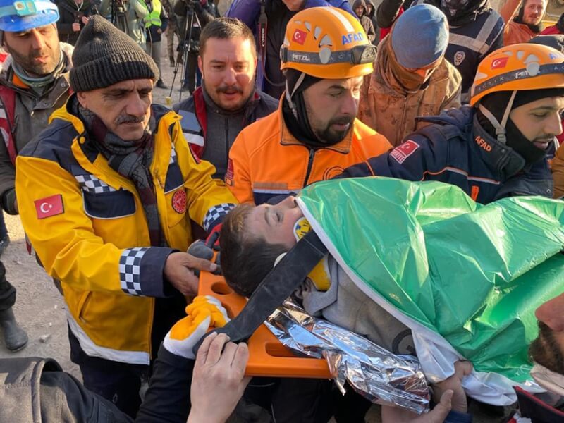 地震發生100個小時後，救難人員在土耳其東部的迪亞巴克爾省，救出10歲大的男童塞爾哈特（前）。（安納杜魯新聞社）