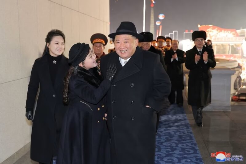 北韓領袖金正恩（右1）8日偕女兒金朱愛（右2）出席北韓建軍75週年閱兵式。（北韓中央通信社 via 路透社）