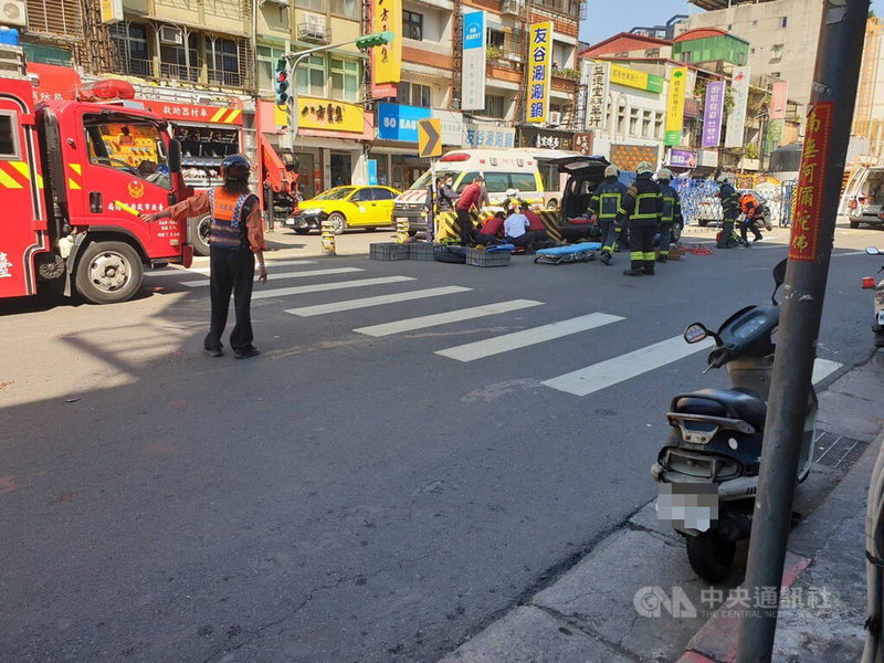 台北市萬華區12日發生一起死亡車禍，休旅車駕駛60歲林姓男子行經萬大路時不明原因爆衝，先擦撞路邊公車又追撞停等紅燈的機車騎士73歲黃姓男子，黃男送醫不治。（翻攝照片）中央社記者黃麗芸傳真  112年2月12日