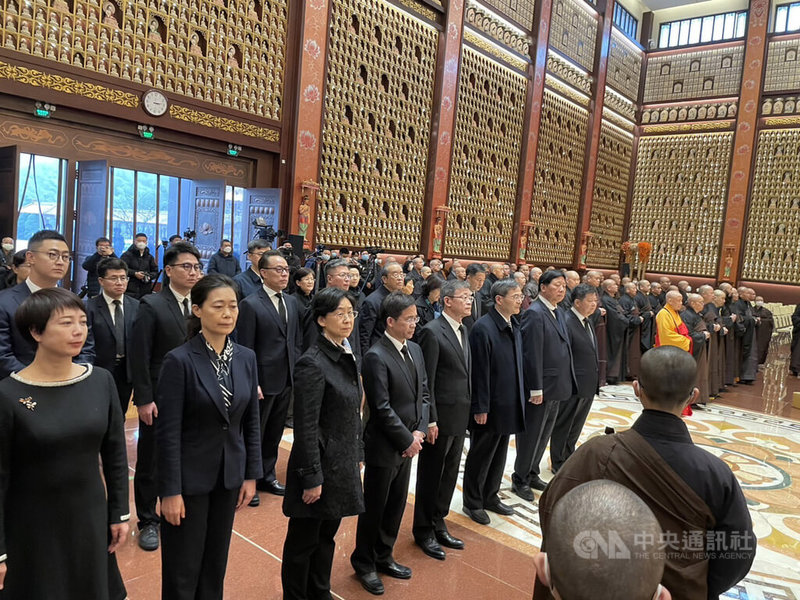 國台辦副主任龍明彪（前排右1）率弔唁團赴大覺寺追悼星雲法師，前中國國家宗教事務局局長葉小文（前排右2）也是團員之一。中央社記者吳柏緯江蘇宜興攝  112年2月12日