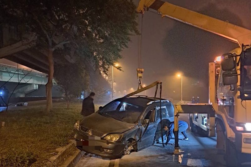 桃園警方12日凌晨在中壢區發現一輛自小客車車行不穩，駕駛鄭男假意停車受檢卻加速逃逸，不但在街頭高速蛇行、闖紅燈等危險駕駛，更開上國道竄逃，最後在新竹市自撞，員警上前查緝並協助滅火，當場查獲鄭男通緝犯身分，並在車上起出毒品，全案依法移送新竹地檢署偵辦。（桃園市警局保安警察大隊提供）中央社記者吳睿騏桃園傳真  112年2月12日