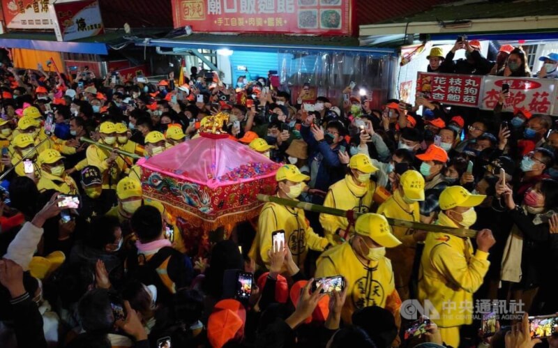 2023苗栗縣通霄鎮白沙屯拱天宮媽祖徒步往雲林北港朝天宮進香，12日凌晨起駕出發，數萬名信徒簇擁「粉紅超跑」，展開9天8夜宗教之旅。中央社記者管瑞平攝 112年2月12日