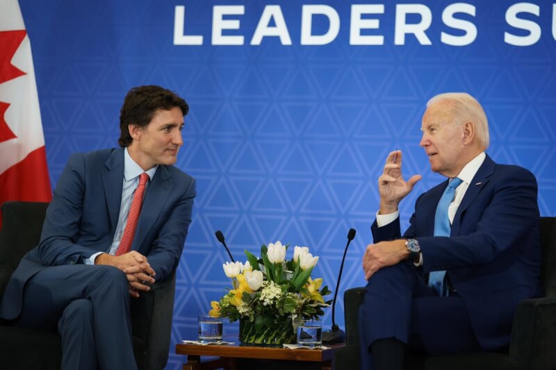 圖為1月美國總統拜登（右起）與加拿大總理杜魯道會面。（圖取自facebook.com/JustinPJTrudeau）